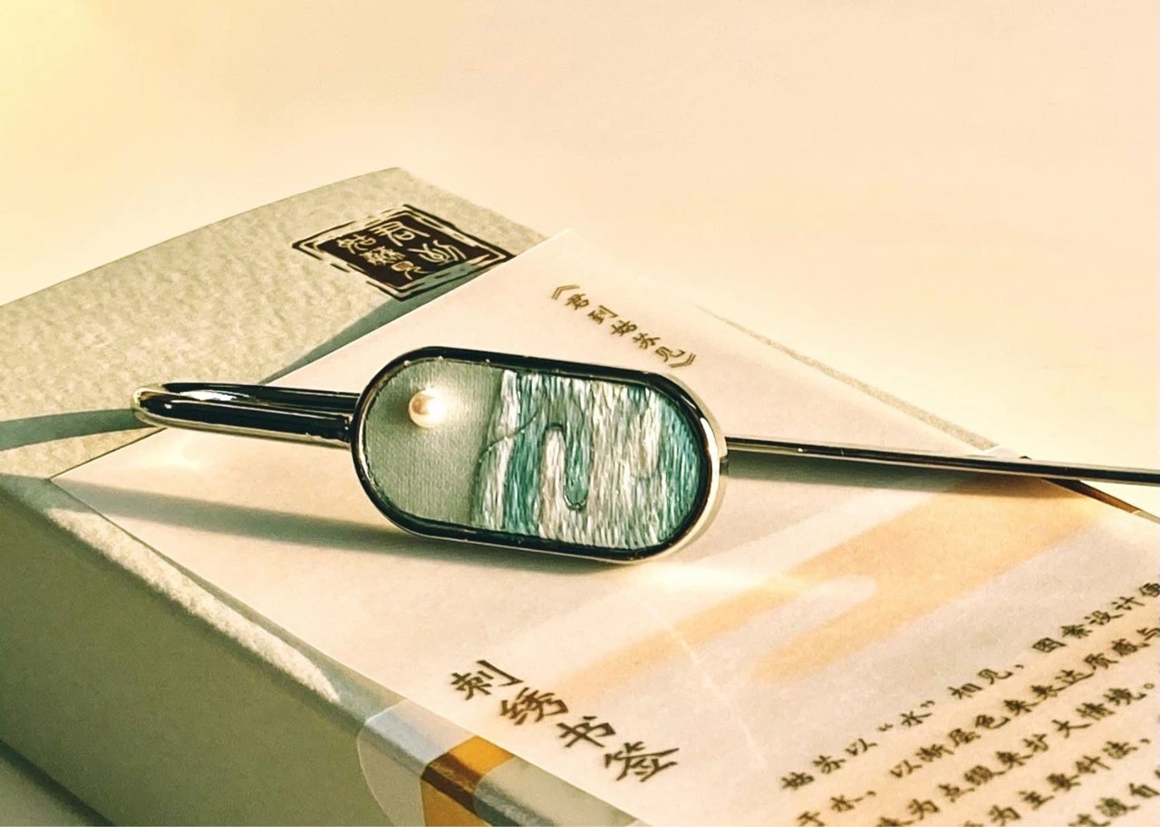 刺绣书签《水月》