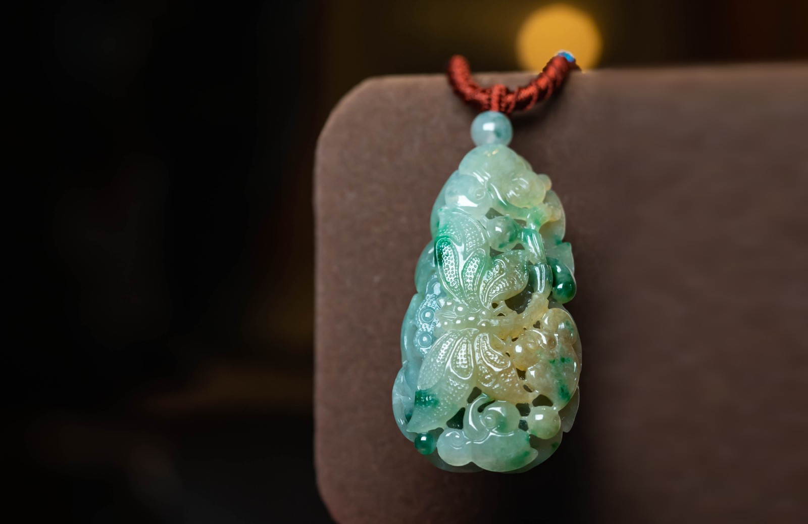天然翡翠黄加绿精雕挂坠