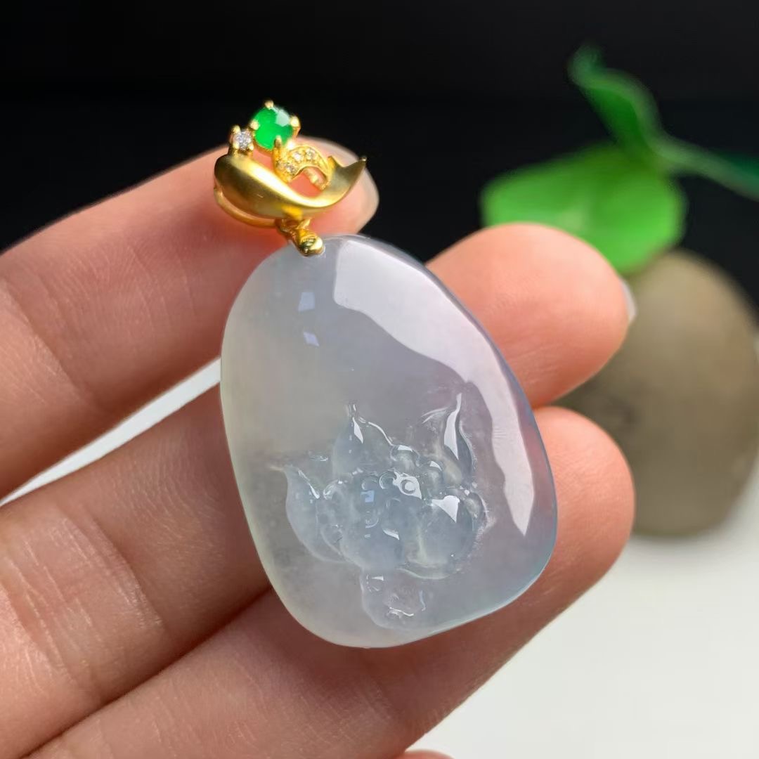 18k金扣头天然翡翠起胶雕刻挂件